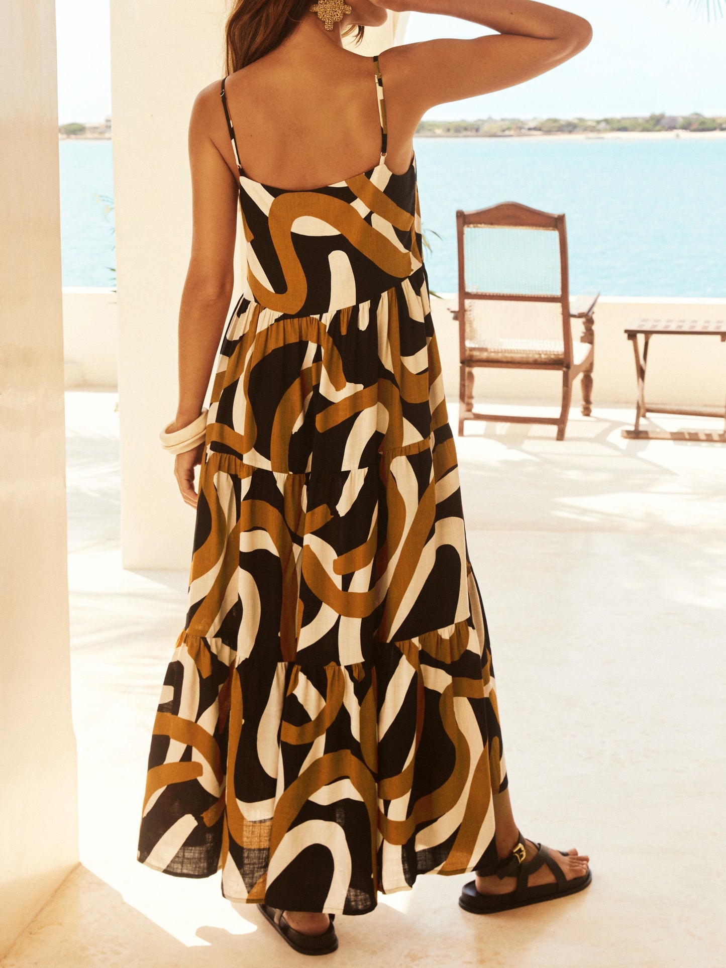 Elegantes, schlichtes, bedrucktes Sling-Kleid mit lockerem Swing-Stil