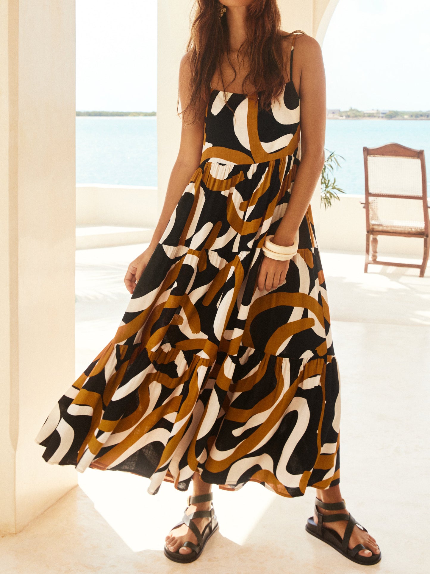 Elegantes, schlichtes, bedrucktes Sling-Kleid mit lockerem Swing-Stil