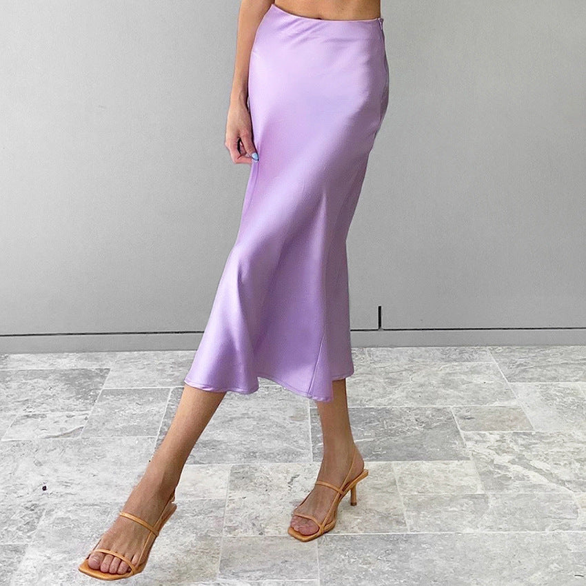 Jupe fourreau drapée en satin violet mi-longue taille haute