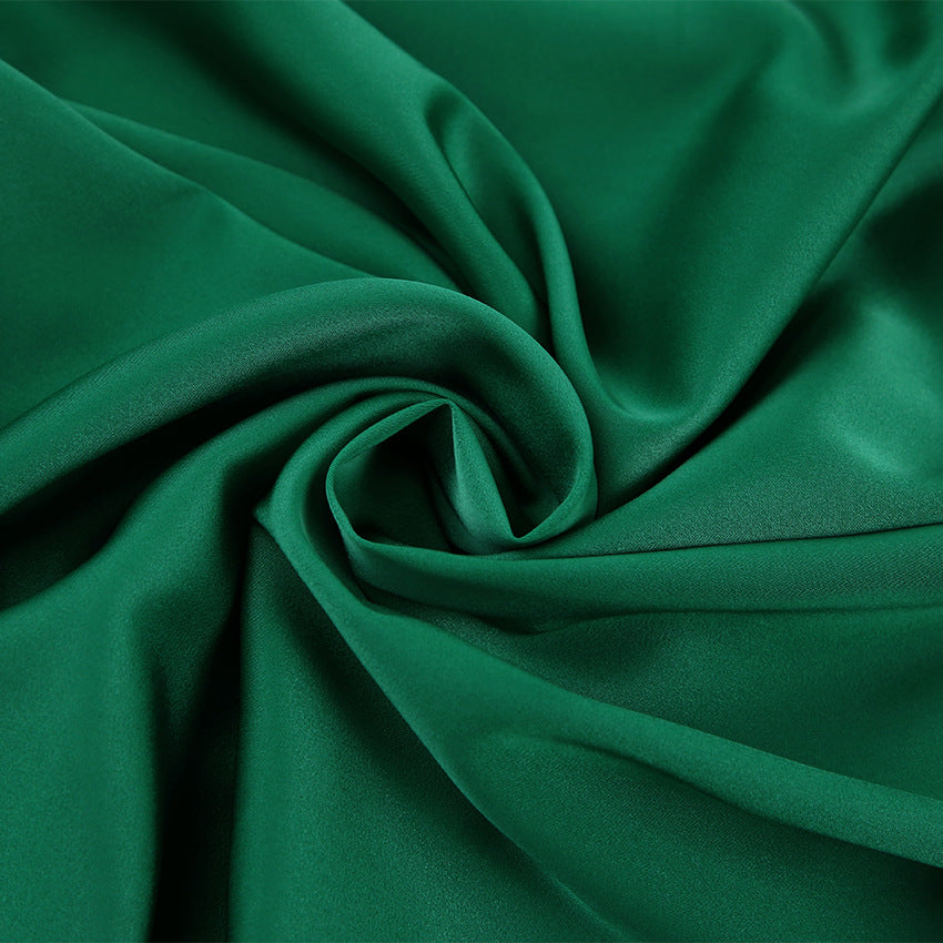 Robe drapée en satin vert à manches longues