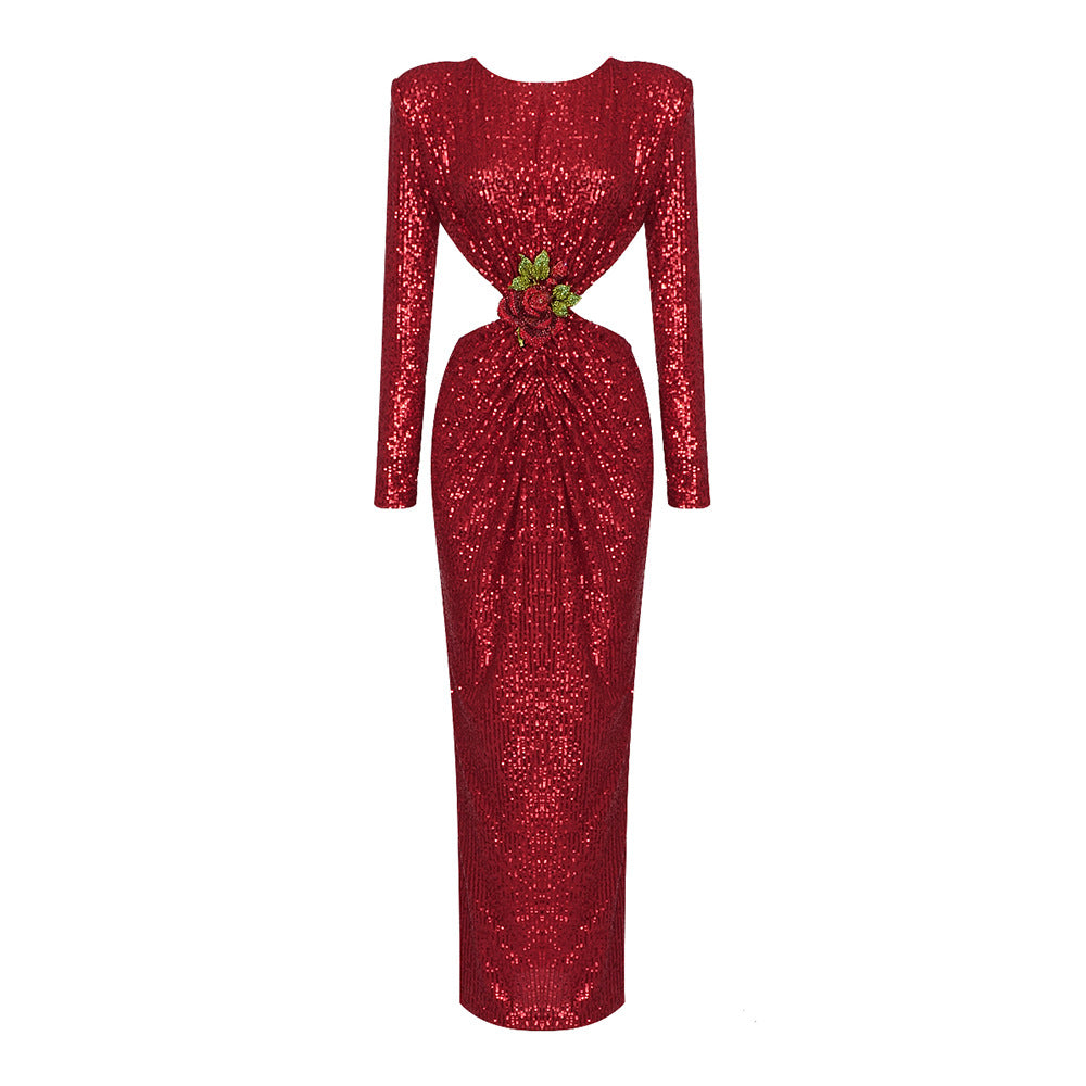 Langärmliges rotes Sequ-Outfit mit rundem Ausschnitt und floraler Gürtelschnalle