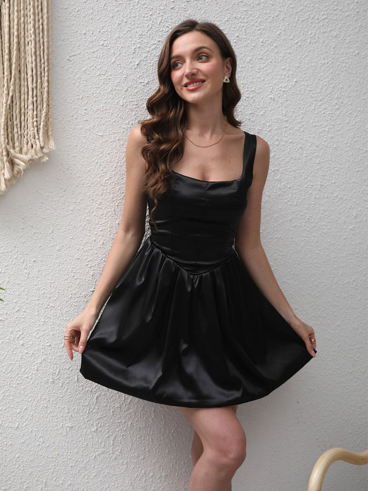 Sexy, schmal geschnittenes Mini-Abendkleid aus Satin