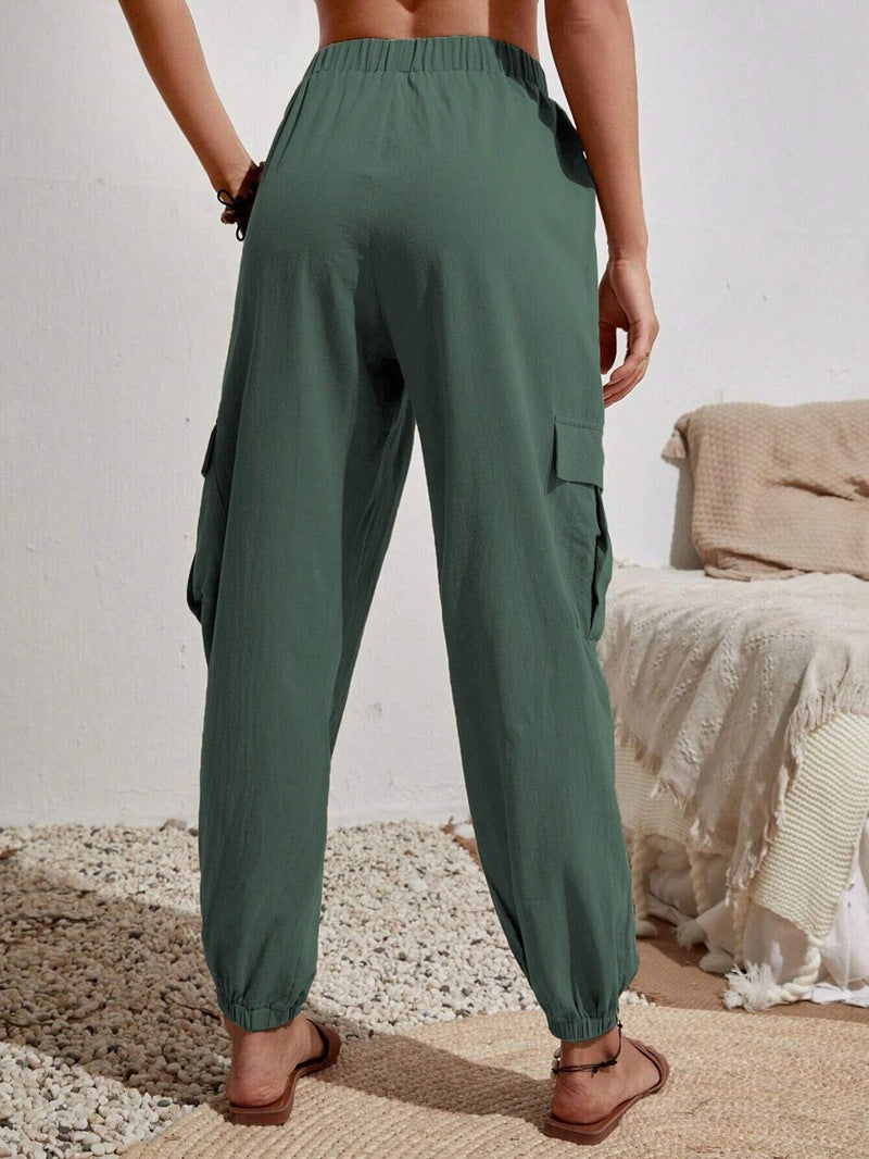 Pantalones cargo con bolsillos de color liso