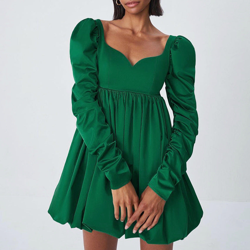 Robe drapée en satin vert à manches longues