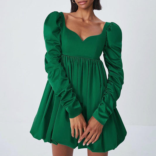 Vestido verde drapeado de satén con mangas largas