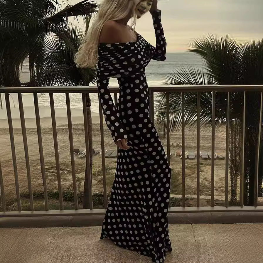 Schulterfreies, sexy, schmales Kleid aus Gaze mit gepunkteten Nähten