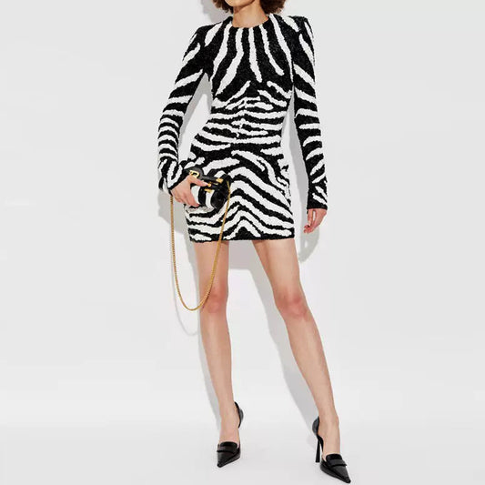 Schlankes, schmal geschnittenes Zebra-Strickkleid mit Rundhalsausschnitt und Strasssteinen