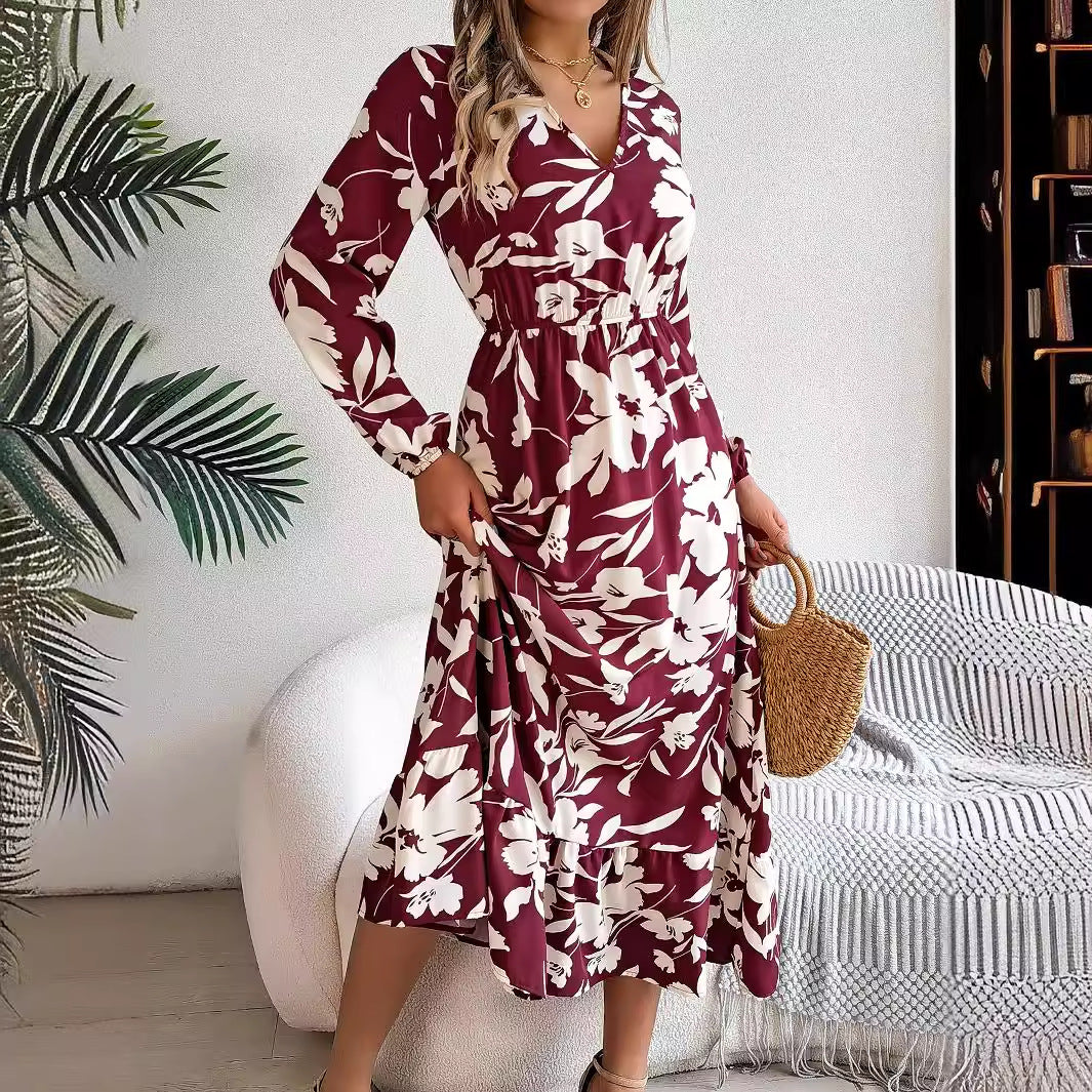 Vestido floral com cintura controlada e mangas compridas com babados