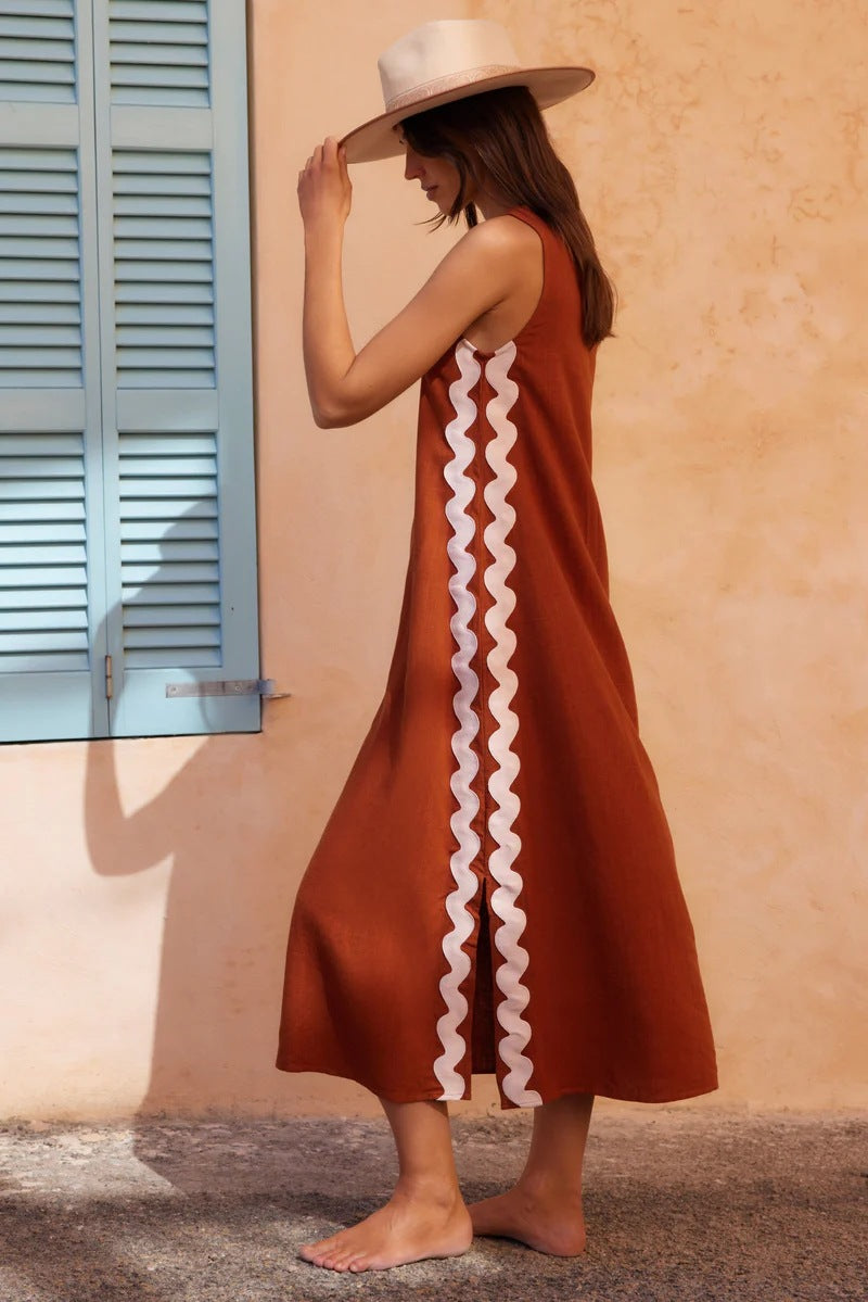 Mittellanges Kleid mit Rundhalsausschnitt, Spitzennähten und Weste