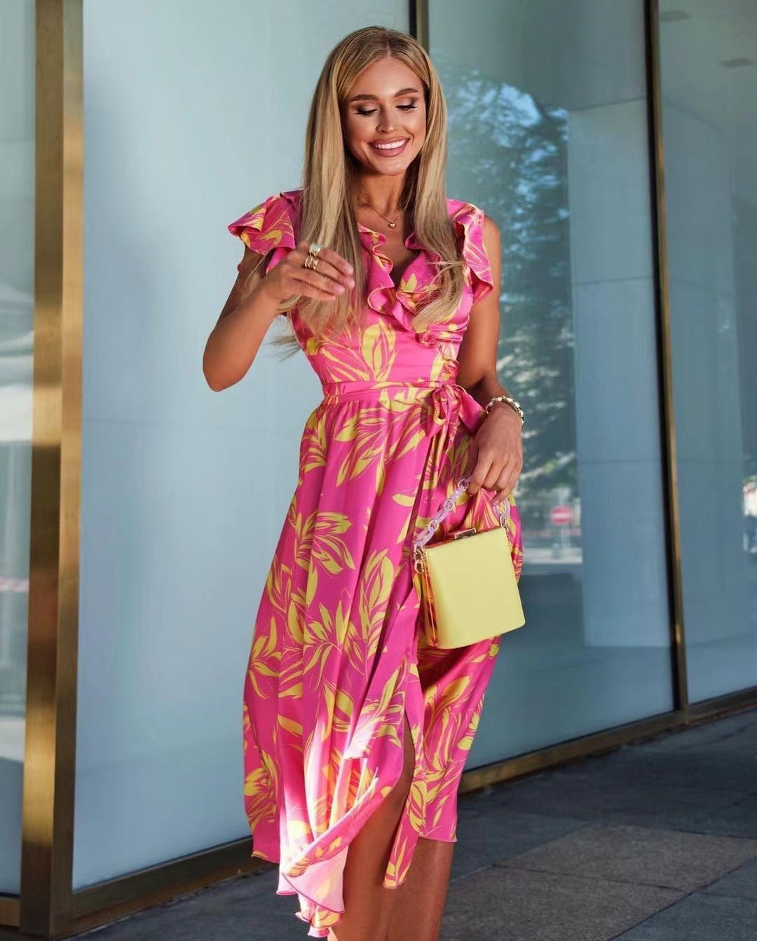 Vestido ajustado con abertura y cintura con hojas abullonadas y cuello en V estampado