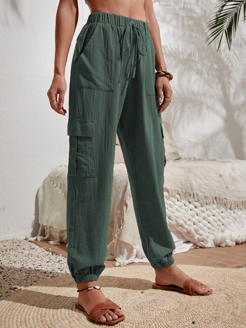 Pantalones cargo con bolsillos de color liso