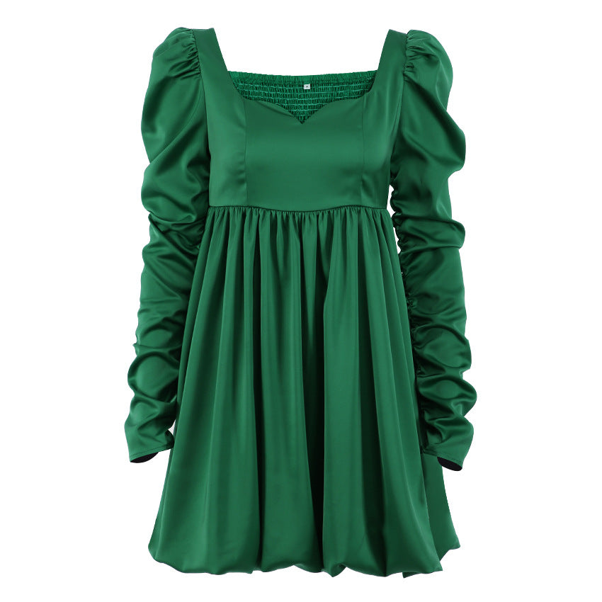 Robe drapée en satin vert à manches longues