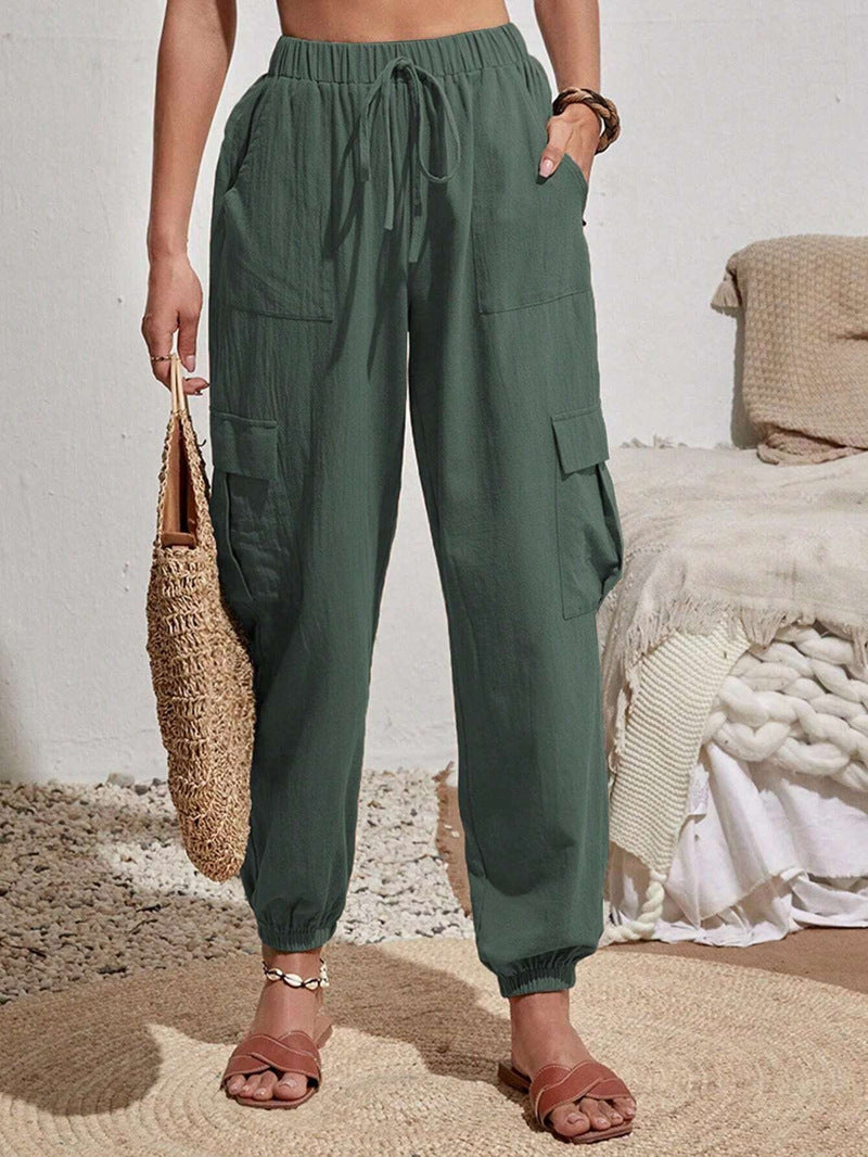 Pantalones cargo con bolsillos de color liso