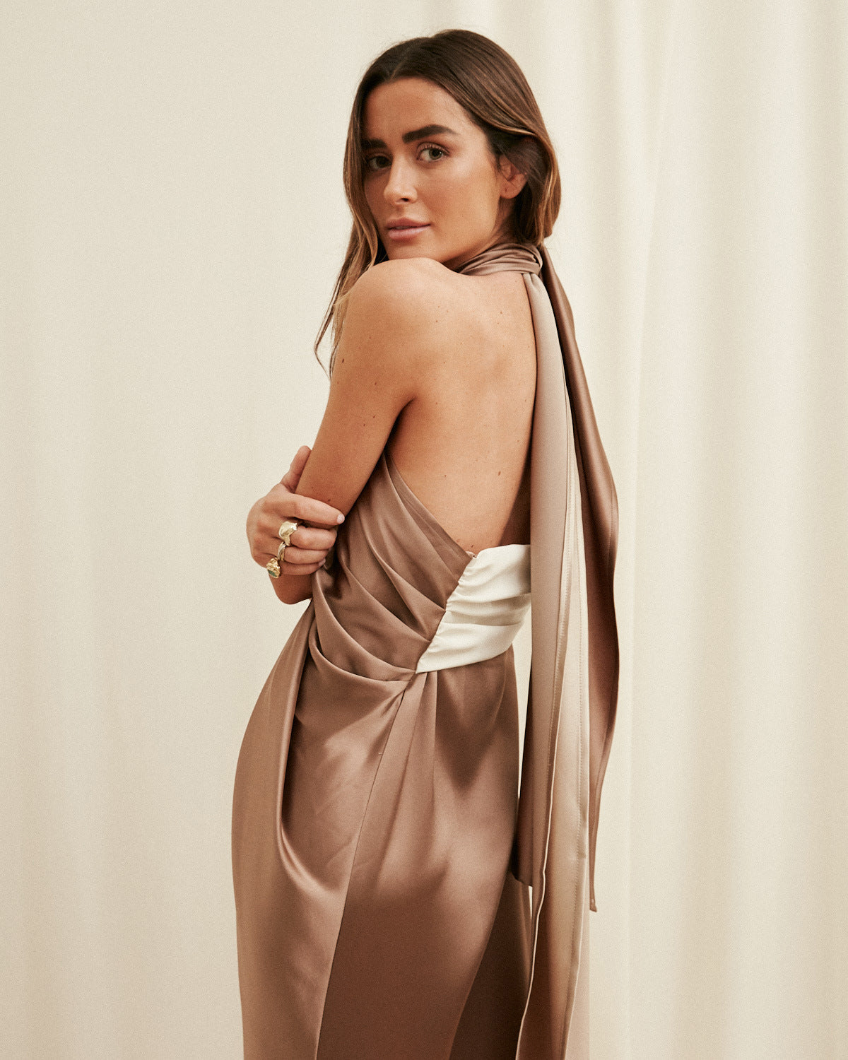 Robe de soirée sexy en satin avec surpiqûres et dos nu