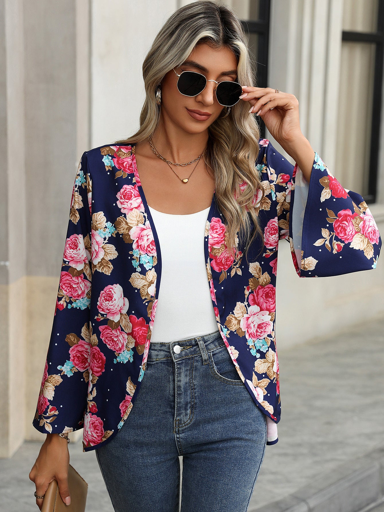 Camisa com estampa floral e decote em V e manga sino