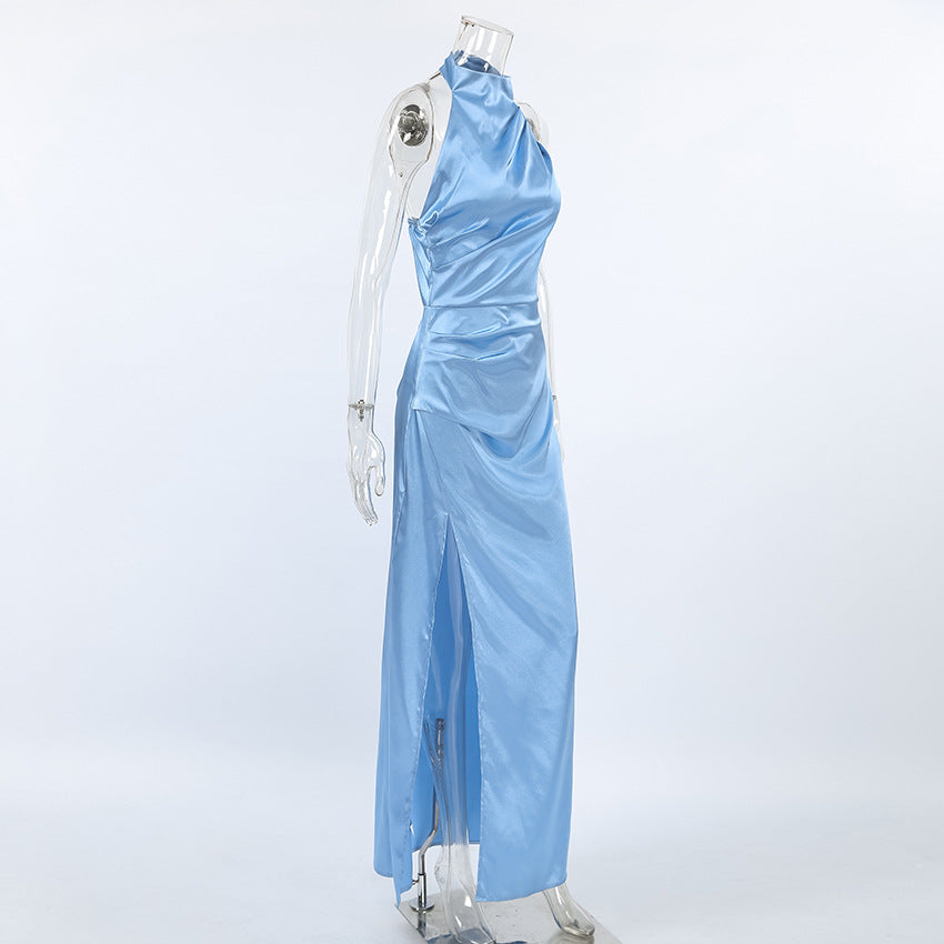Neckholder-Kleid aus Satin mit Schlitz, ärmellos