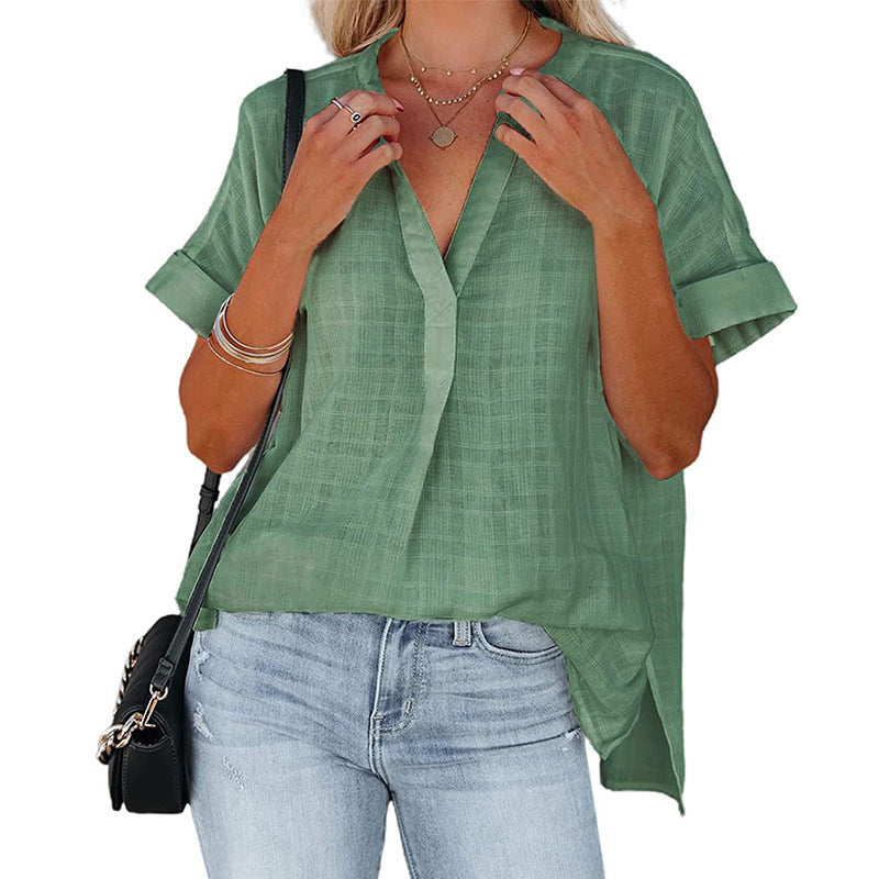 Chemise à carreaux fine et ample à col en V et à manches courtes de couleur unie