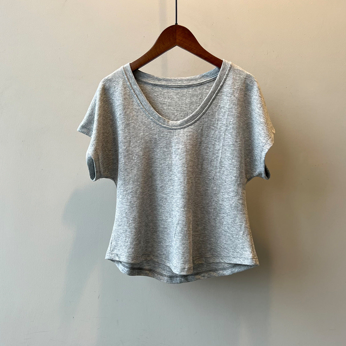 Eenvoudig T-shirt met korte mouwen en U-hals