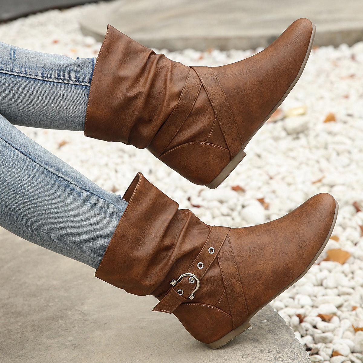 Botas cortas planas de piel sintética con remaches para mujer