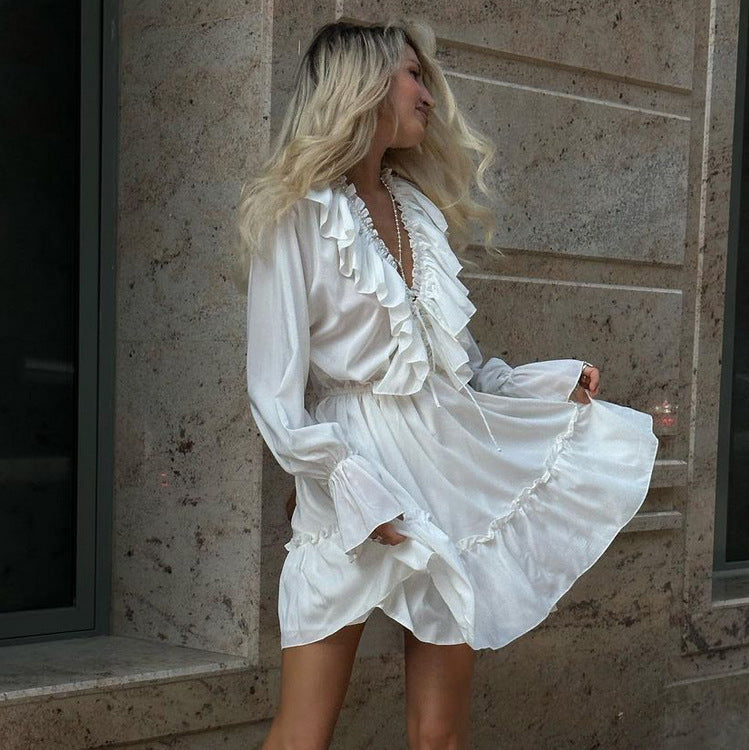 Vestido branco com babados e manga sino, decote em V, plissado