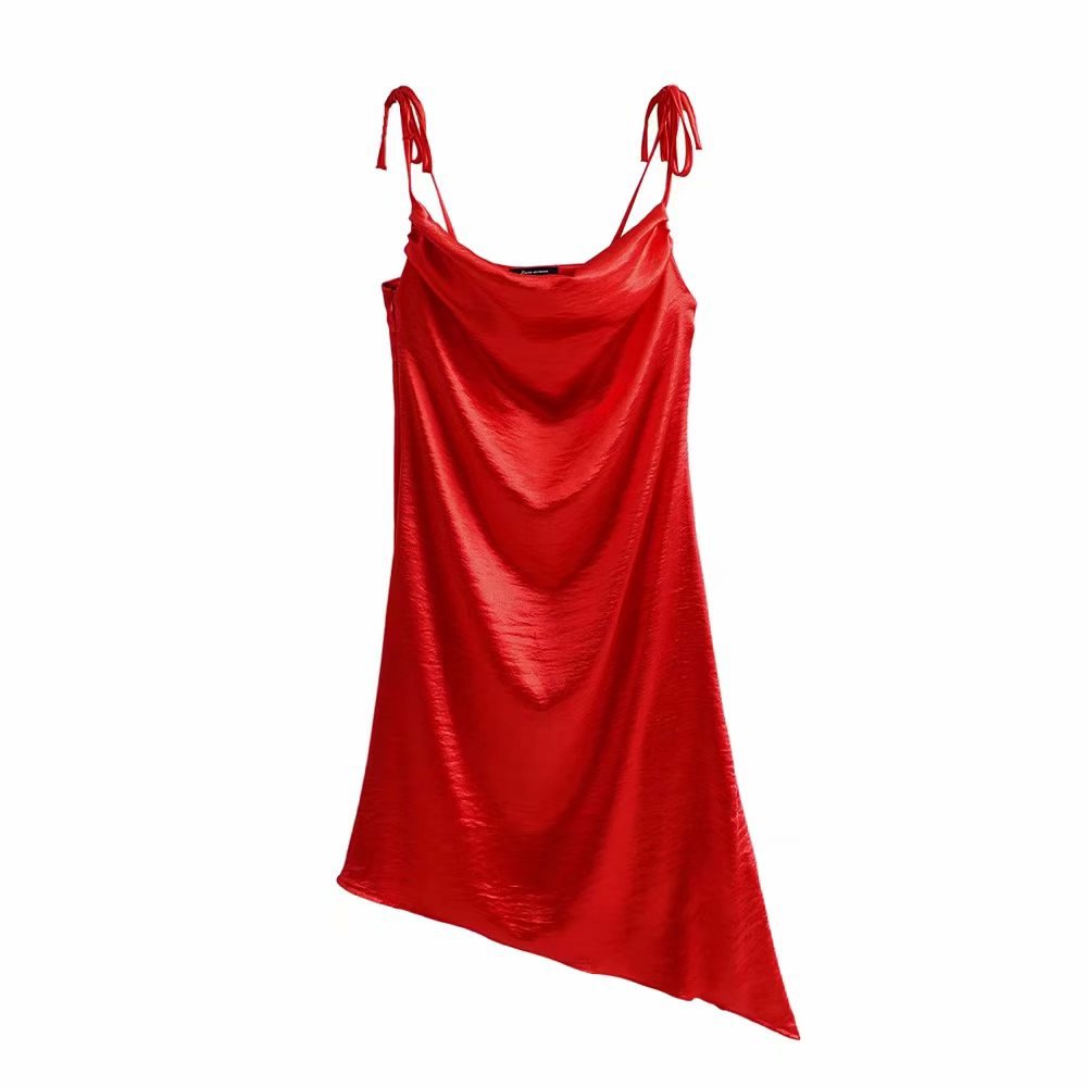 Elegancka sukienka z satynowym wiązaniem na ramiączkach typu spaghetti