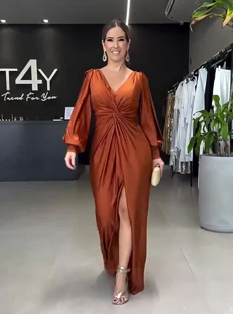 Vestido ajustado con abertura y manga larga con cuello