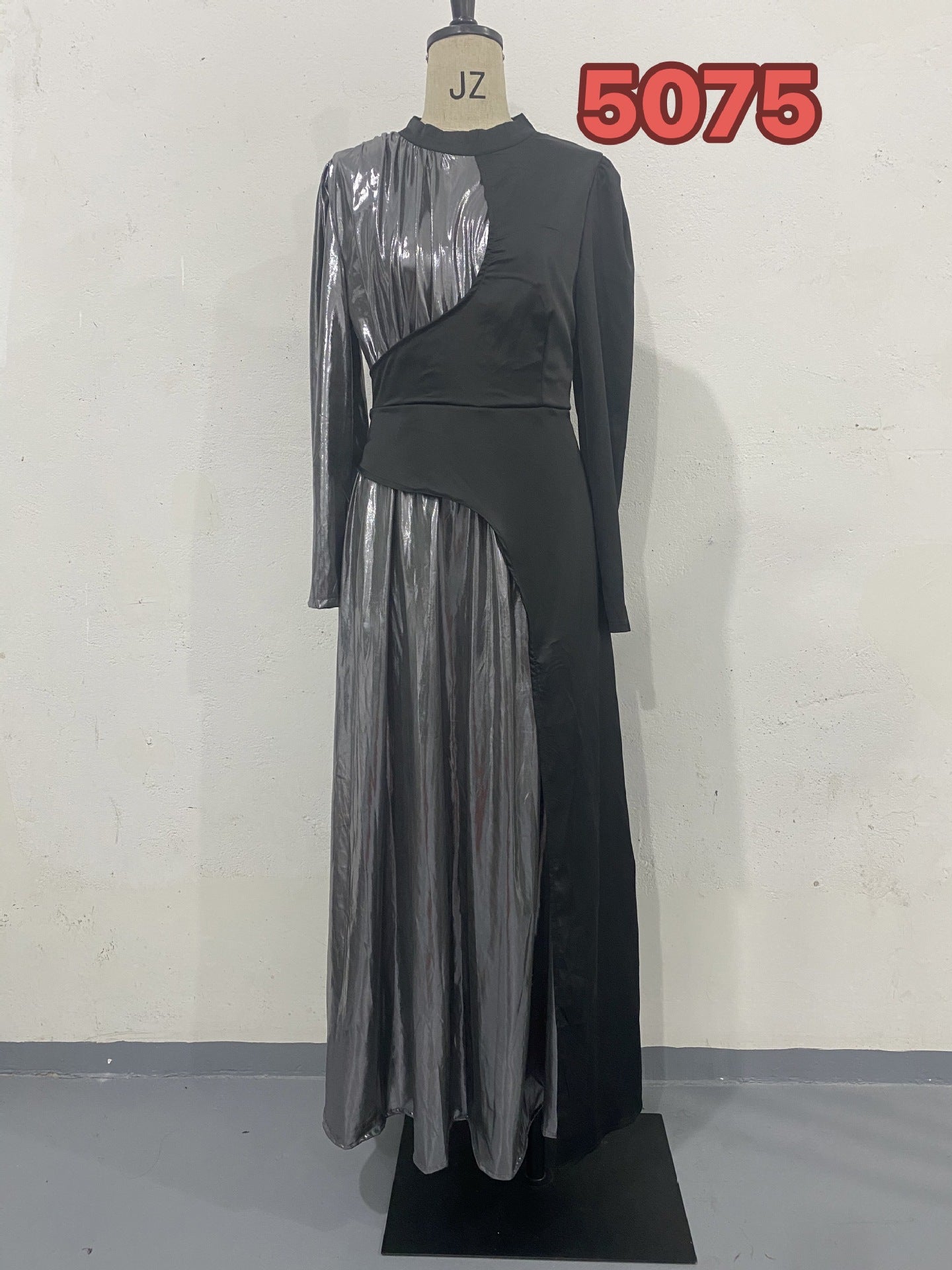 Robe longue asymétrique irrégulière à manches longues et ceinture