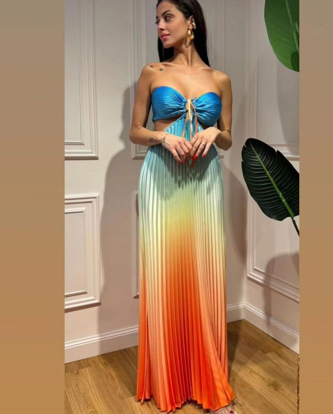 Robe longue plissée à licou et dégradé de couleurs