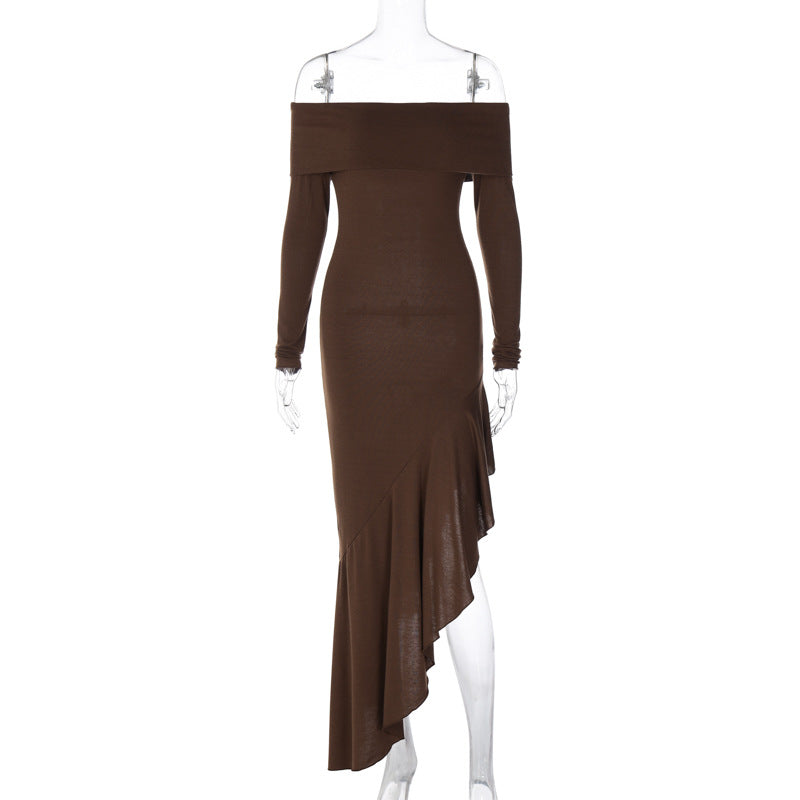 Elegancka, dopasowana sukienka maxi z odkrytymi ramionami i długimi rękawami