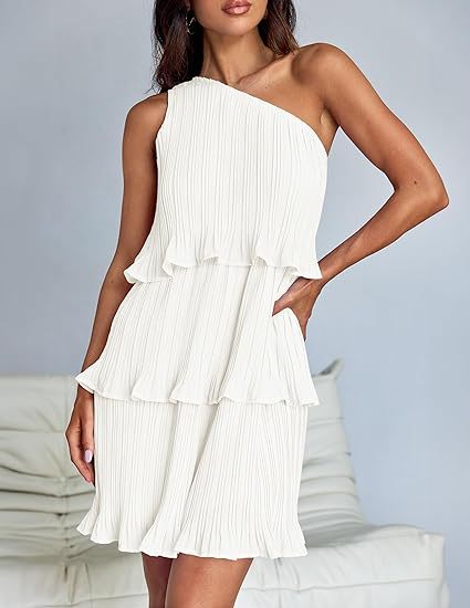 Sukienka w jednolitym kolorze, warstwowa, z przeszyciami na jednym ramieniu