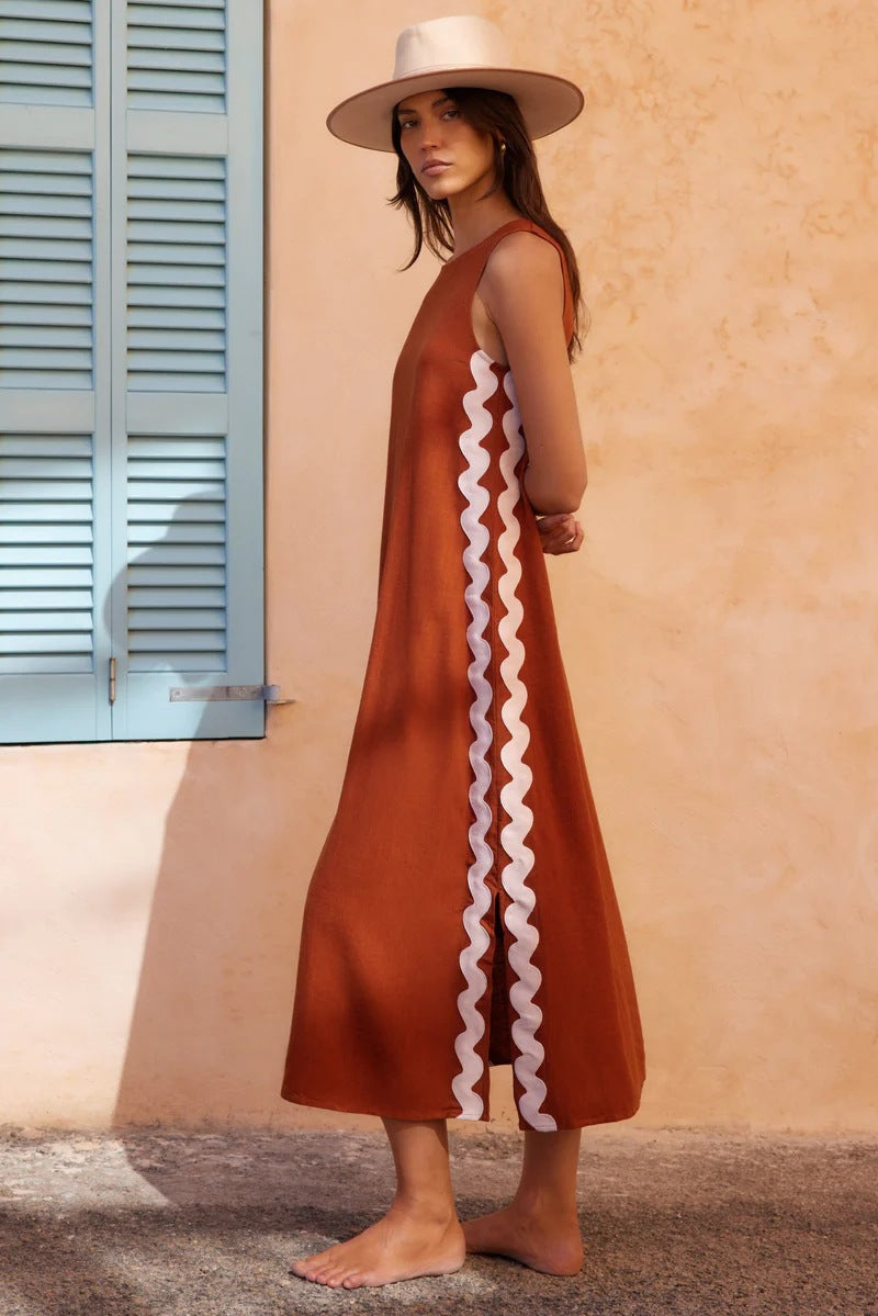 Sukienka o średniej długości z okrągłym dekoltem i koronkowymi szwami