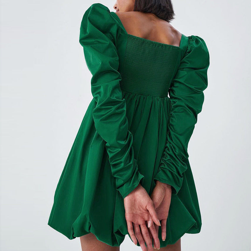 Robe drapée en satin vert à manches longues