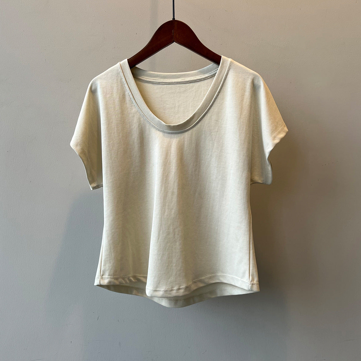 Eenvoudig T-shirt met korte mouwen en U-hals