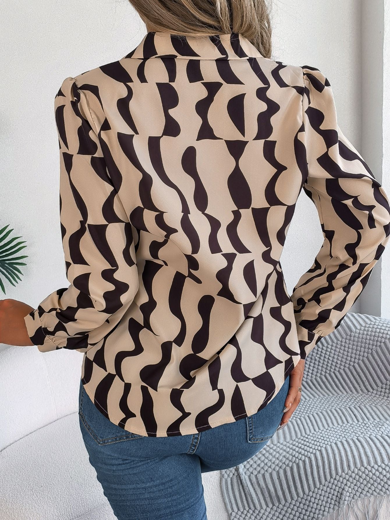 Camisa de manga larga con cuello de traje de color elegante en contraste