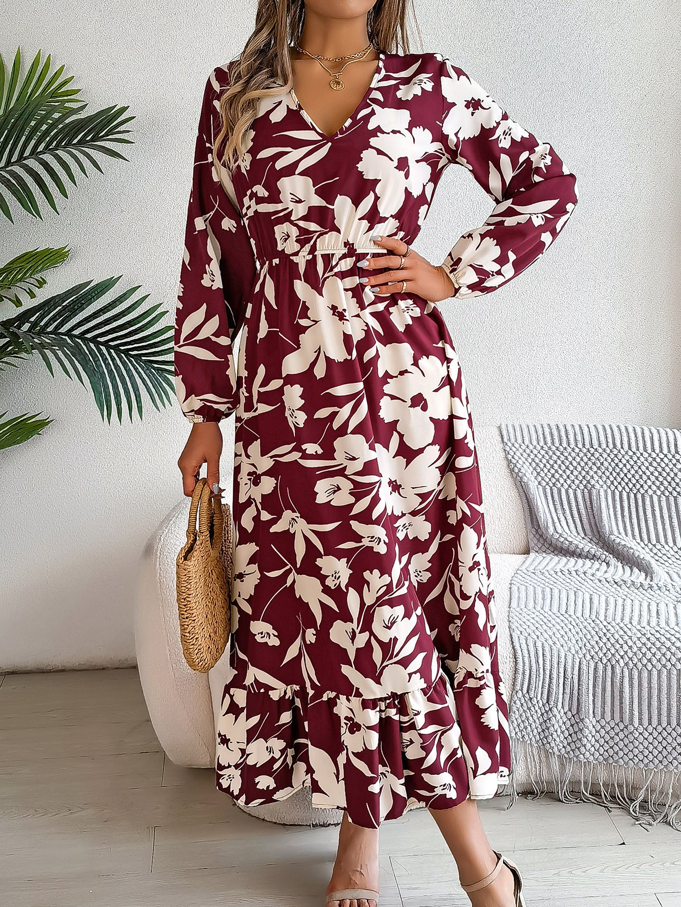 Vestido floral com cintura controlada e mangas compridas com babados