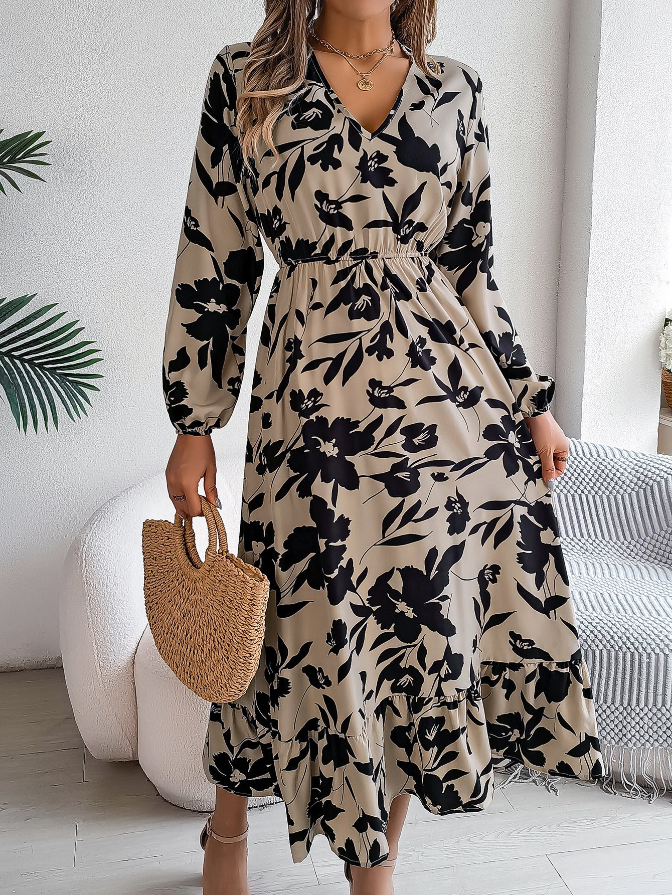 Vestido floral com cintura controlada e mangas compridas com babados