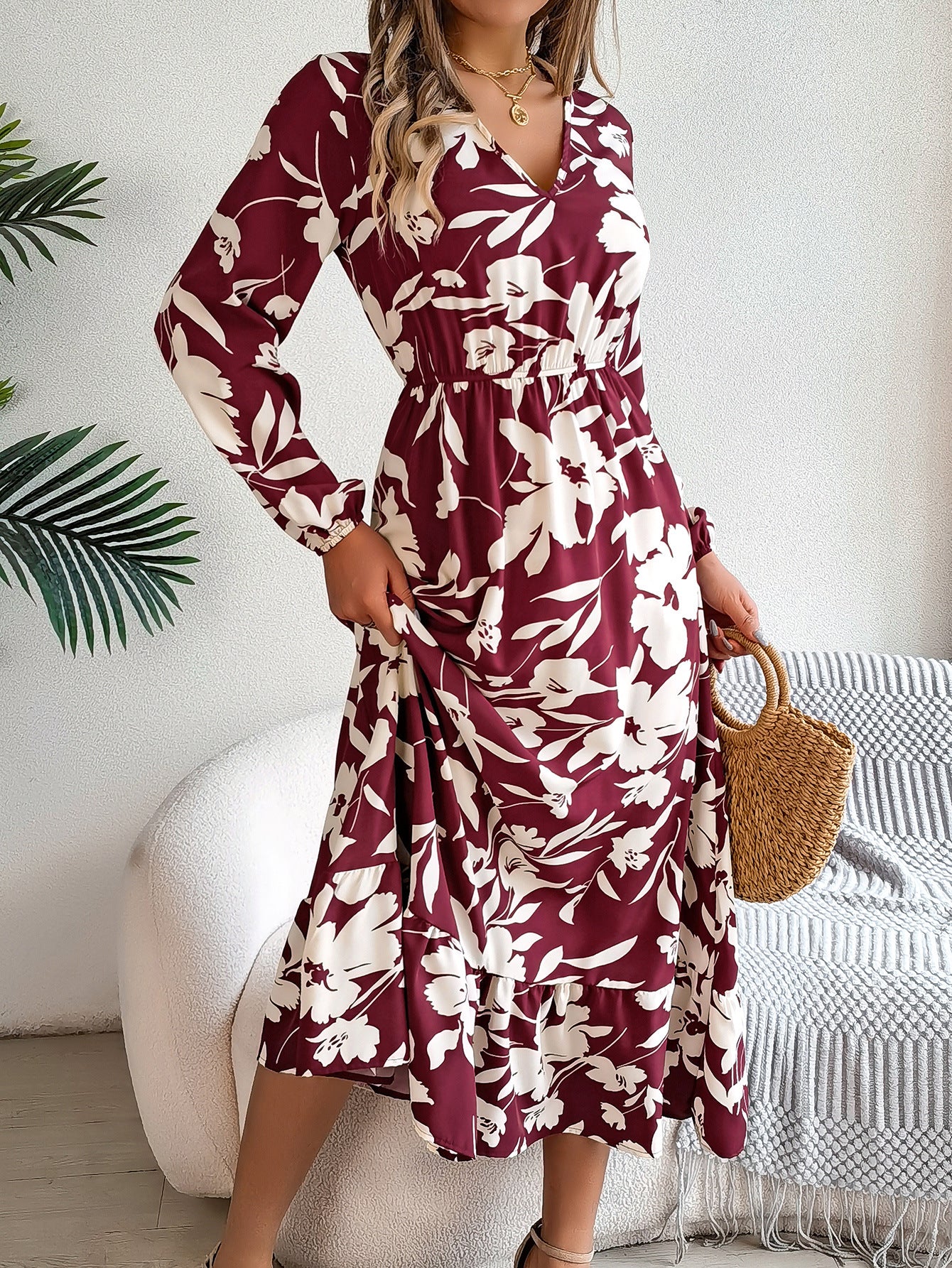 Vestido floral com cintura controlada e mangas compridas com babados