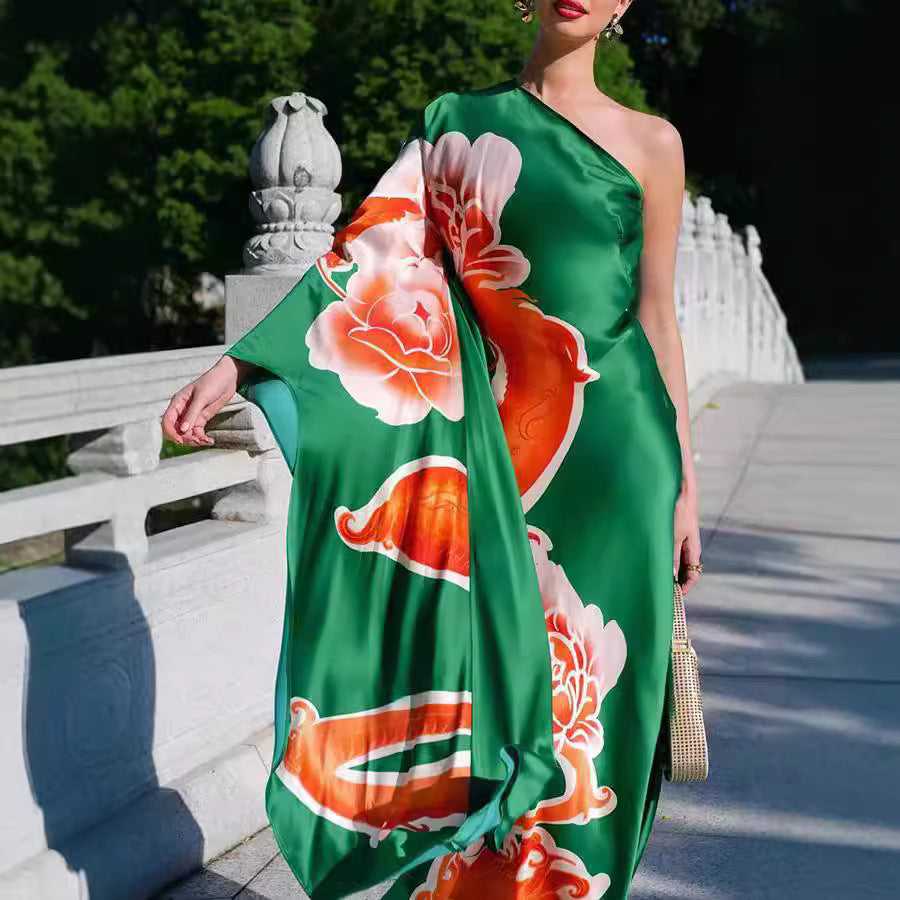 Elegante vestido de cóctel de satén estampado