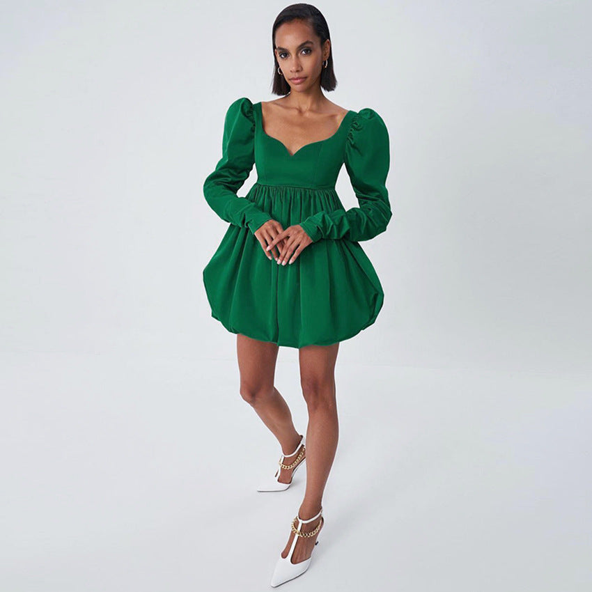 Robe drapée en satin vert à manches longues