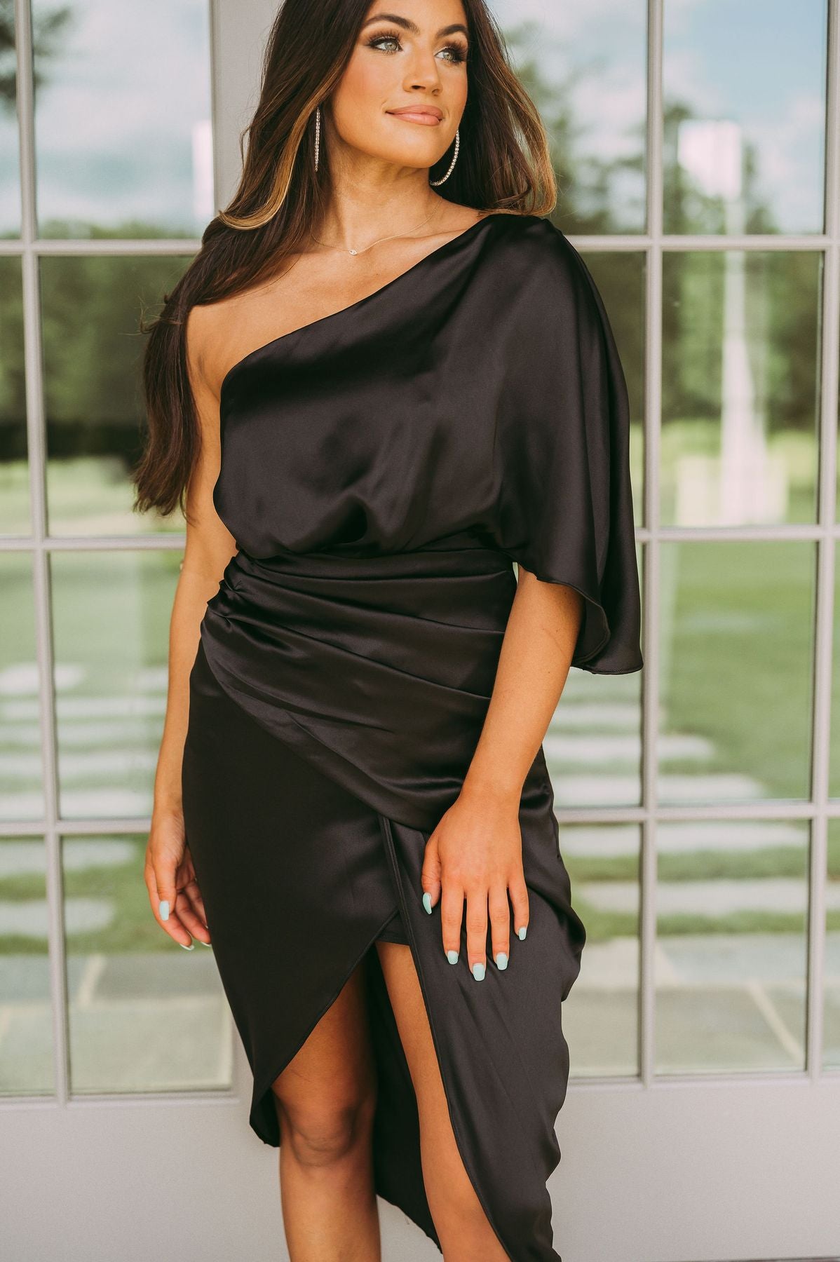 Sexy asymmetrisches Kleid mit einseitigen Ärmeln