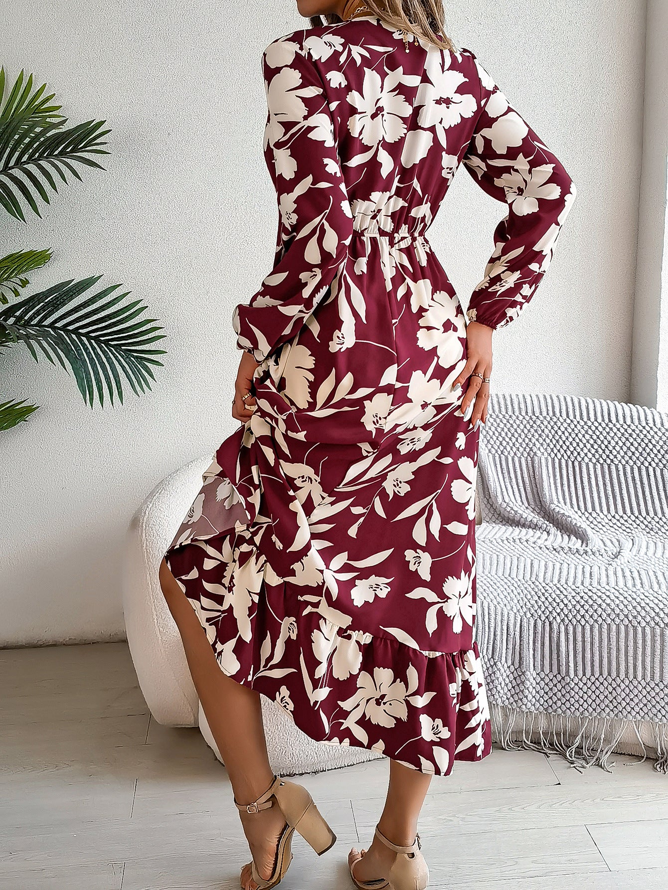 Vestido floral com cintura controlada e mangas compridas com babados