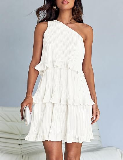 Sukienka w jednolitym kolorze, warstwowa, z przeszyciami na jednym ramieniu