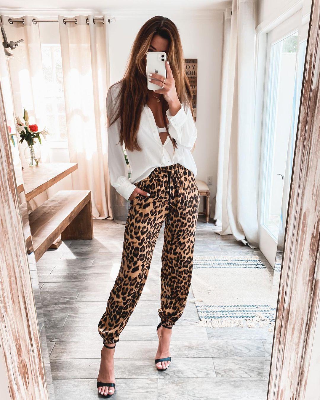 Pantalón microelástico forjado con estampado de leopardo