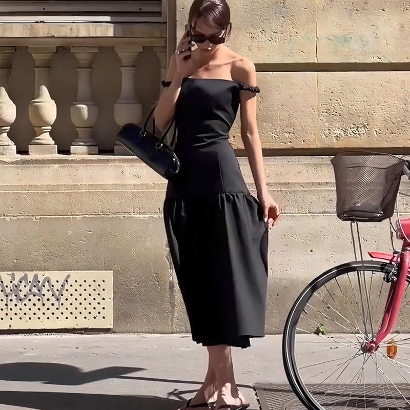 Vestido ajustado con cintura ceñida y escote tubo con hombros descubiertos