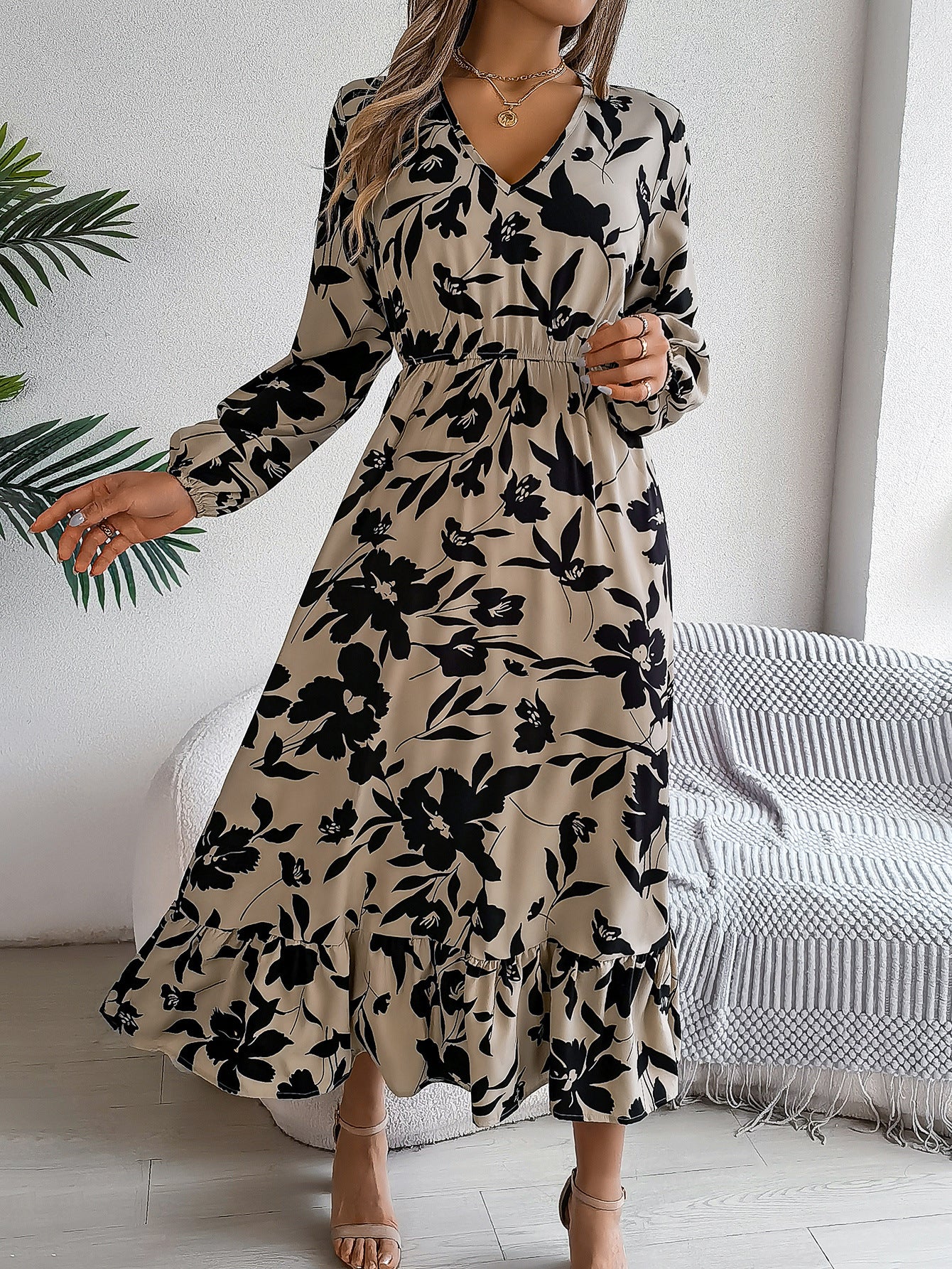 Vestido floral com cintura controlada e mangas compridas com babados