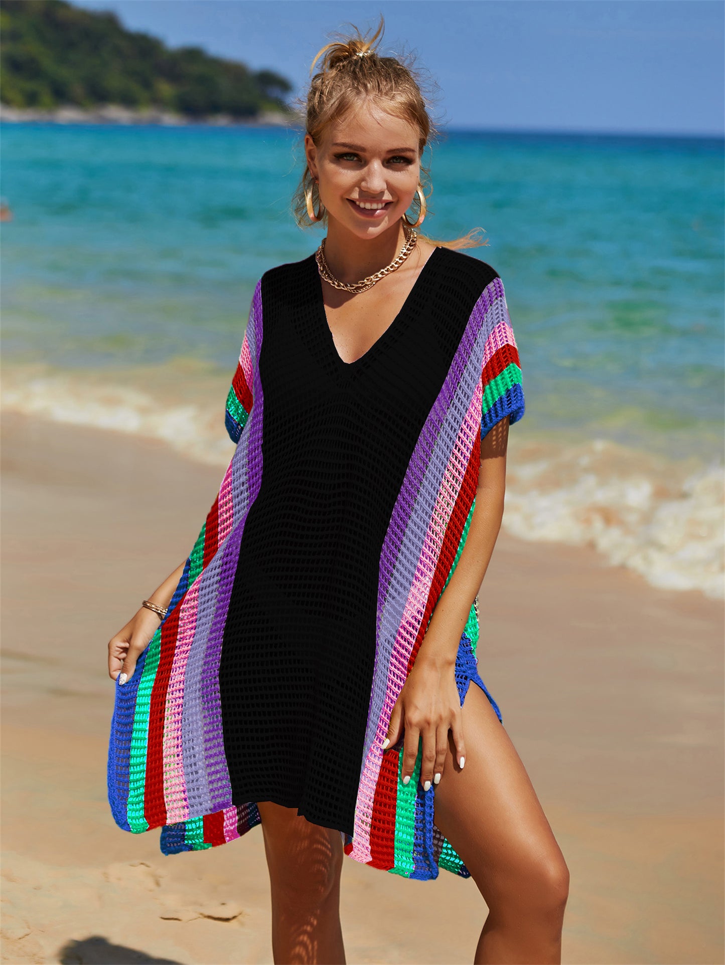 Copertura arcobaleno lavorata a maglia con intaglio scavato da spiaggia estiva