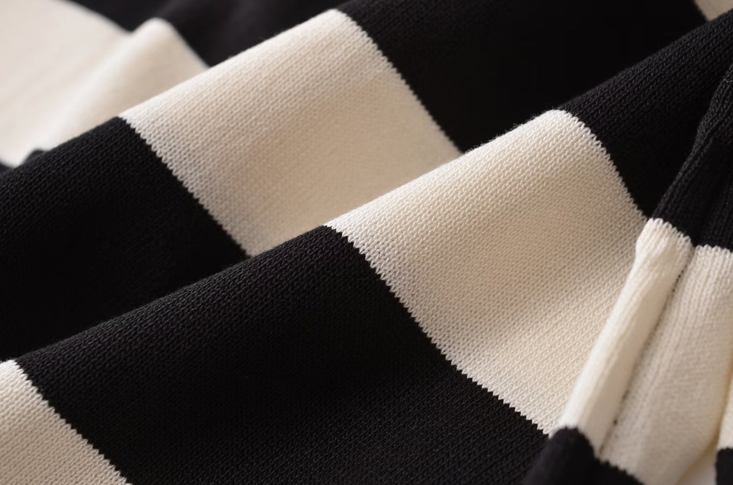 Robe française à manches longues en tricot mince à rayures