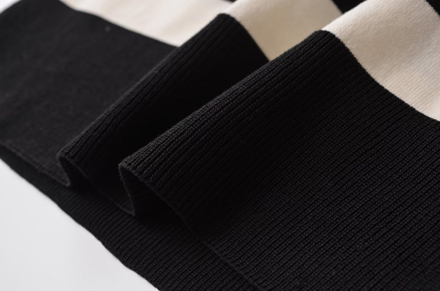 Robe française à manches longues en tricot mince à rayures