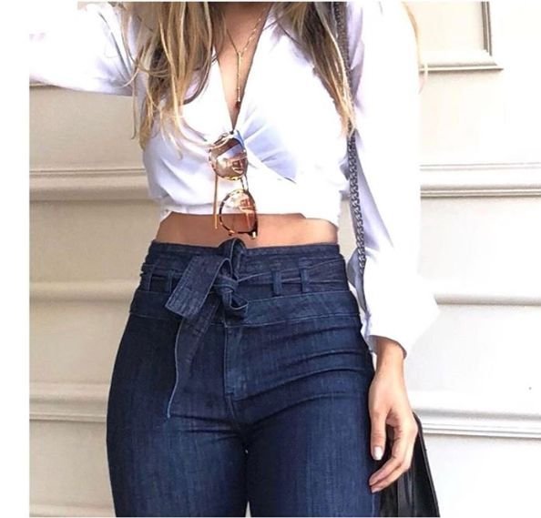 Jeans a zampa con lacci micro elastici a vita alta