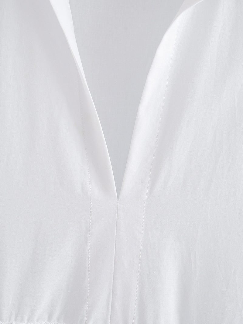 Biała sukienka o średniej długości z długim rękawem